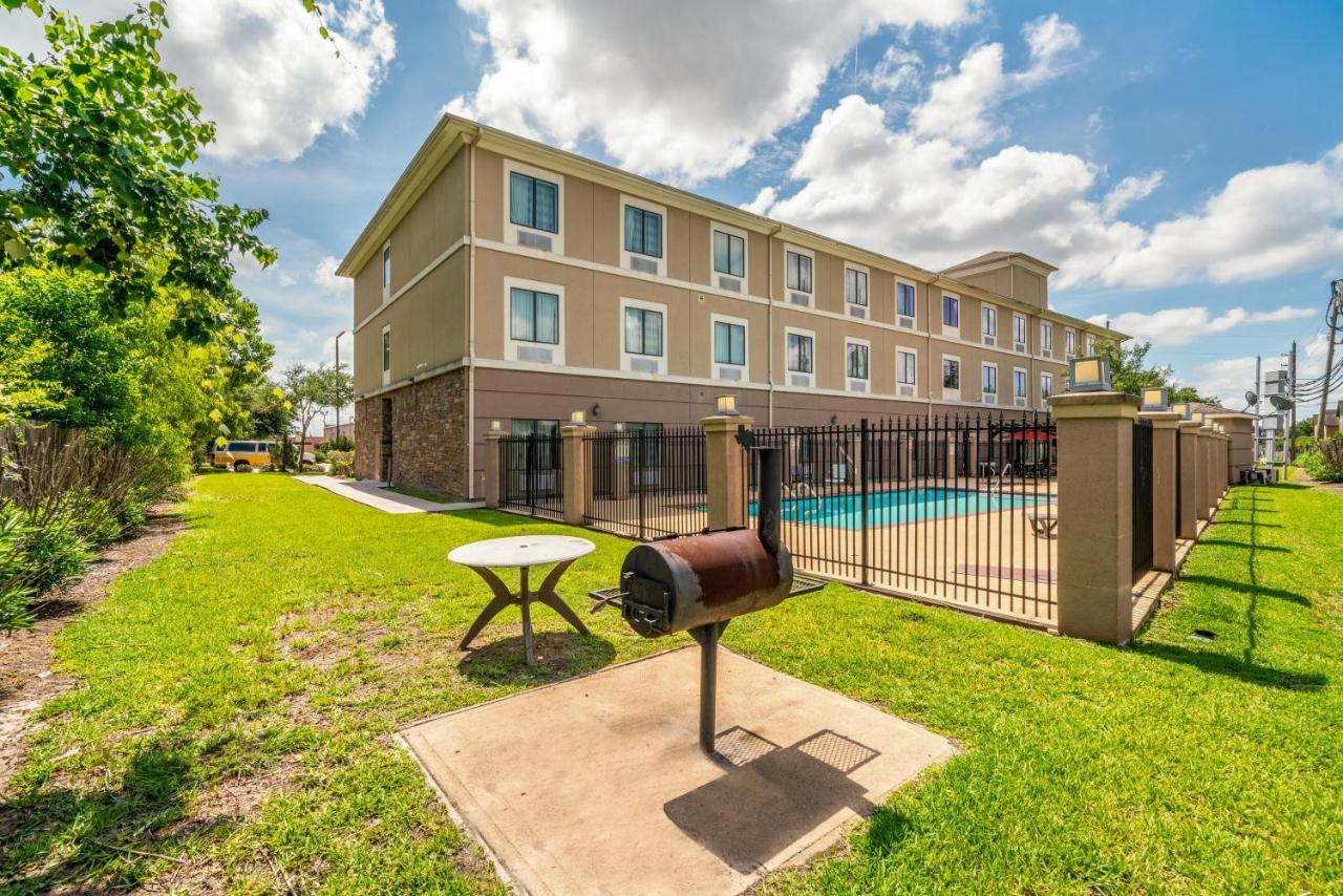 Restwell Inn & Suites I-45 North Houston Exterior photo